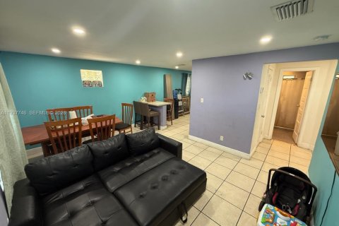 Villa ou maison à vendre à Oakland Park, Floride: 2 chambres, 72.46 m2 № 1995579 - photo 2