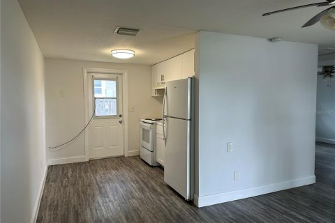 Apartment in Saint Petersburg, Florida 2 bedrooms, 52.68 sq.m. № 2234451 - photo 3
