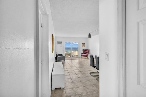 Condo in Fort Lauderdale, Florida, 2 bedrooms  № 2002969 - photo 25