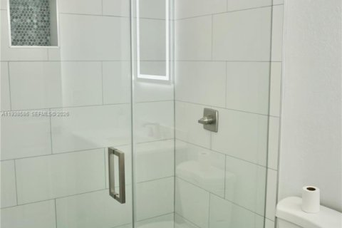 Immobilier commercial à louer à Miami, Floride: 37.16 m2 № 1996300 - photo 12