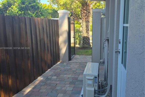 Immobilier commercial à louer à Miami, Floride: 37.16 m2 № 1996300 - photo 4