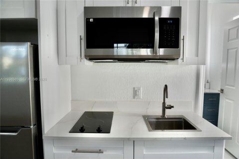 Immobilier commercial à louer à Miami, Floride: 37.16 m2 № 1996300 - photo 10