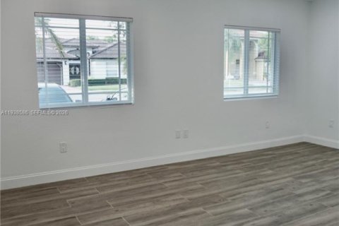 Immobilier commercial à louer à Miami, Floride: 37.16 m2 № 1996300 - photo 14