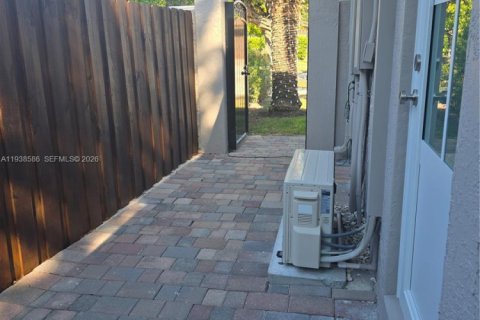 Immobilier commercial à louer à Miami, Floride: 37.16 m2 № 1996300 - photo 2