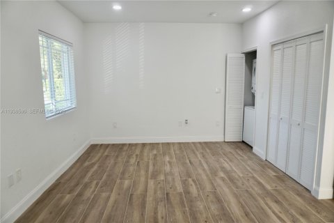 Immobilier commercial à louer à Miami, Floride: 37.16 m2 № 1996300 - photo 17
