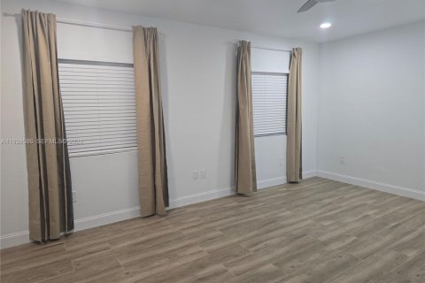 Immobilier commercial à louer à Miami, Floride: 37.16 m2 № 1996300 - photo 5