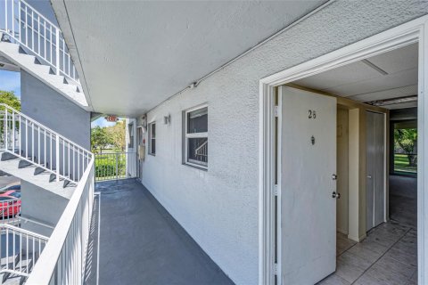 Condo in Oakland Park, Florida, 2 bedrooms  № 1172892 - photo 1