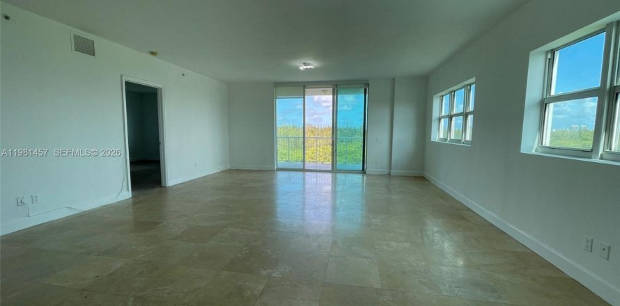 Кондоминиум с 3 спальнями в Норт-Майами, Флорида № 2043346