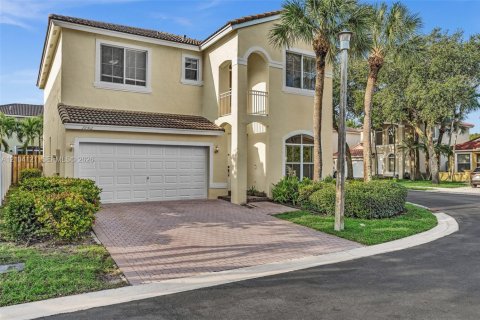 Villa ou maison à vendre à Pembroke Pines, Floride: 5 chambres, 231.05 m2 № 2409065 - photo 2