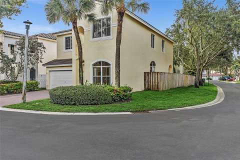 Villa ou maison à vendre à Pembroke Pines, Floride: 5 chambres, 231.05 m2 № 2409065 - photo 3
