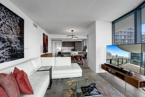 Condo in Miami, Florida, 3 bedrooms  № 1988097 - photo 1