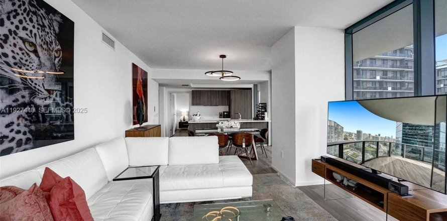 Condo in Miami, Florida, 3 bedrooms  № 1988097