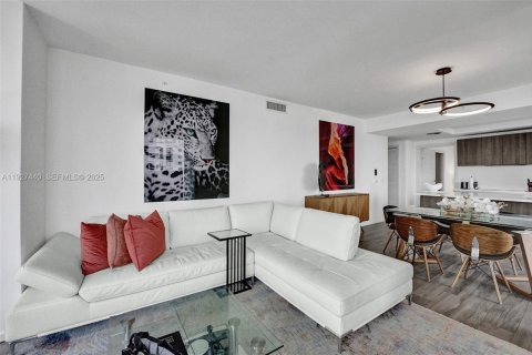 Condo in Miami, Florida, 3 bedrooms  № 1988097 - photo 10
