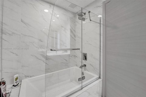 Condo in Miami, Florida, 3 bedrooms  № 1988097 - photo 20