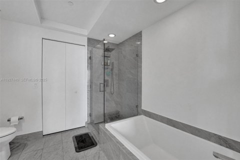 Condo in Miami, Florida, 3 bedrooms  № 1988097 - photo 24