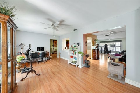 House in Tamarac, Florida 2 bedrooms, 157.93 sq.m. № 1958462 - photo 18