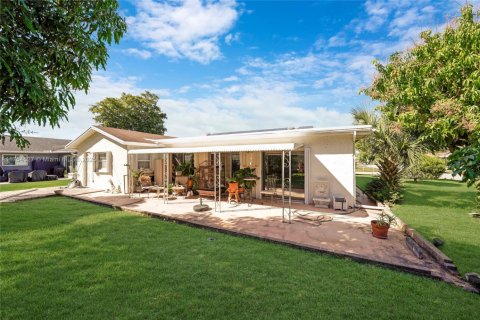 House in Tamarac, Florida 2 bedrooms, 157.93 sq.m. № 1958462 - photo 27