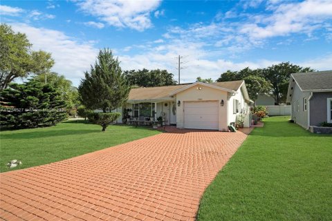 House in Tamarac, Florida 2 bedrooms, 157.93 sq.m. № 1958462 - photo 1