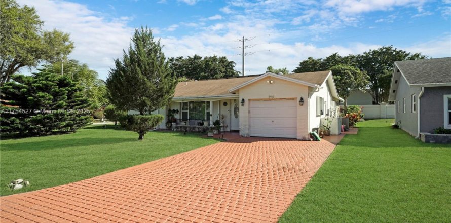 House in Tamarac, Florida 2 bedrooms, 157.93 sq.m. № 1958462