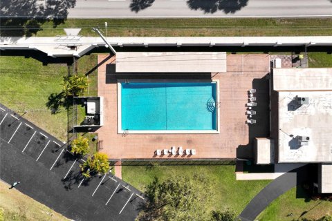 House in Tamarac, Florida 2 bedrooms, 157.93 sq.m. № 1958462 - photo 3