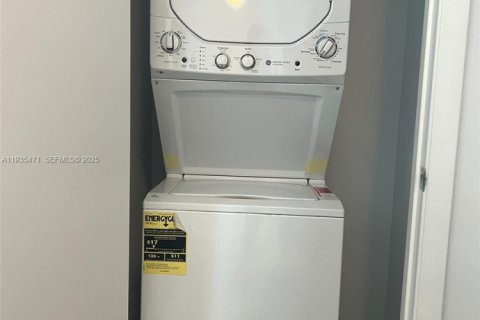 Condominio en alquiler en Miami, Florida, 1 dormitorio, 61.59 m2 № 1993684 - foto 23