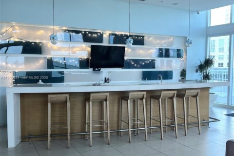 Condominio en alquiler en Miami, Florida, 1 dormitorio, 61.59 m2 № 1993684 - foto 14