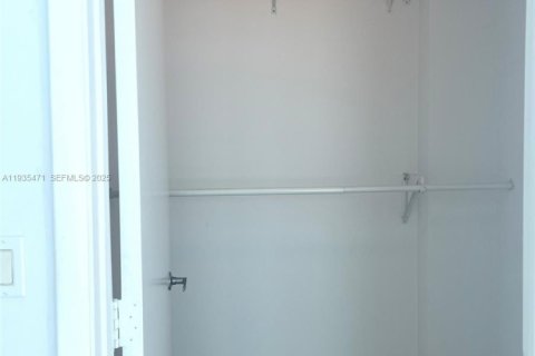 Condominio en alquiler en Miami, Florida, 1 dormitorio, 61.59 m2 № 1993684 - foto 20