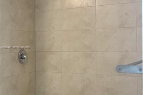 Condominio en alquiler en Miami, Florida, 1 dormitorio, 61.59 m2 № 1993684 - foto 22