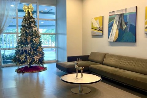 Condominio en alquiler en Miami, Florida, 1 dormitorio, 61.59 m2 № 1993684 - foto 2