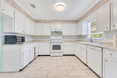 House in Apopka, Florida 4 bedrooms, 192.96 sq.m. № 1608041 - photo 12