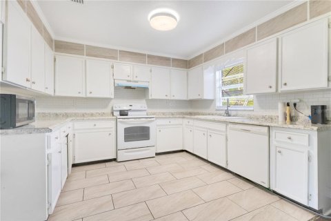 House in Apopka, Florida 4 bedrooms, 192.96 sq.m. № 1608041 - photo 13