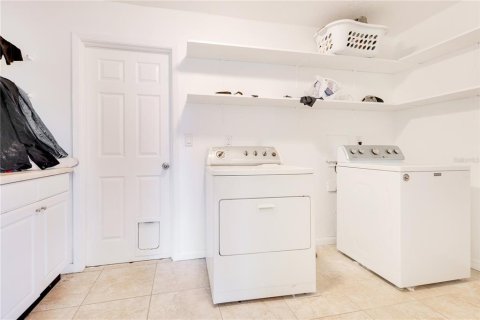 House in Apopka, Florida 4 bedrooms, 192.96 sq.m. № 1608041 - photo 25