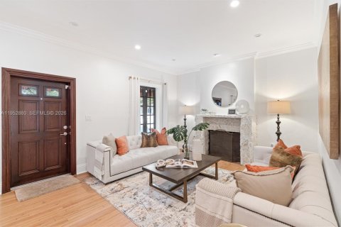 Снять в аренду виллу или дом в Корал-Гейблс, Флорида 4 спальни, 289.95м2, № 2008615 - фото 2