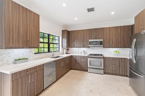 Снять в аренду виллу или дом в Корал-Гейблс, Флорида 4 спальни, 289.95м2, № 2008615 - фото 13