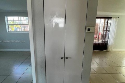 Villa ou maison à vendre à Hialeah, Floride: 4 chambres, 140.84 m2 № 2084377 - photo 12