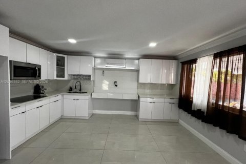 Villa ou maison à vendre à Hialeah, Floride: 4 chambres, 140.84 m2 № 2084377 - photo 4