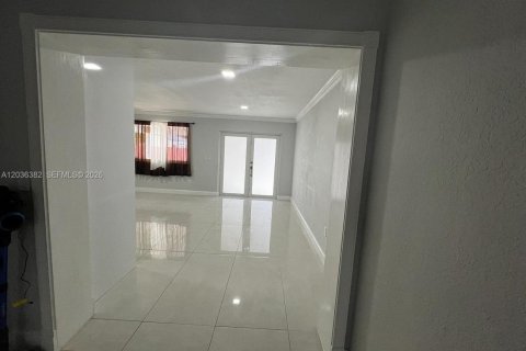 Villa ou maison à vendre à Hialeah, Floride: 4 chambres, 140.84 m2 № 2084377 - photo 6