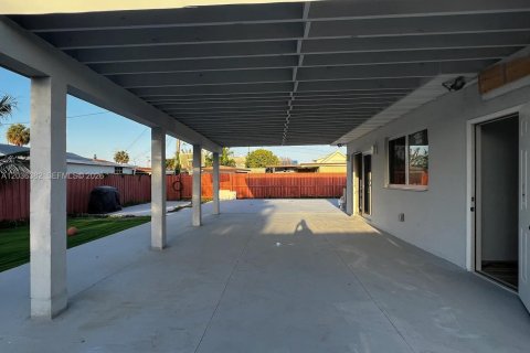 Villa ou maison à vendre à Hialeah, Floride: 4 chambres, 140.84 m2 № 2084377 - photo 24