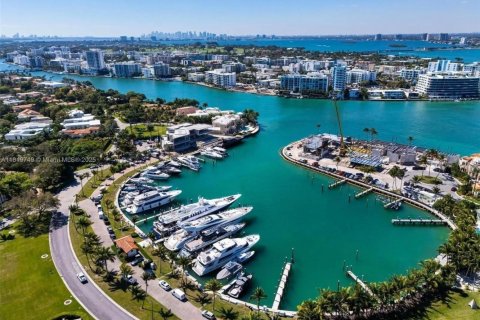 House in Bal Harbour, Florida 3 bedrooms, 249.72 sq.m. № 1779704 - photo 11