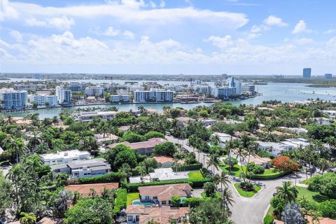 House in Bal Harbour, Florida 3 bedrooms, 249.72 sq.m. № 1779704 - photo 10