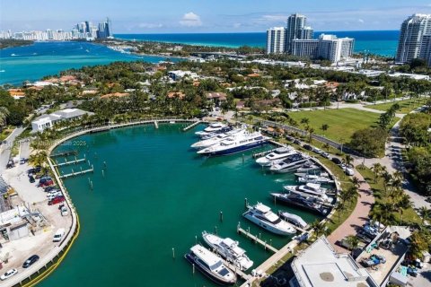 House in Bal Harbour, Florida 3 bedrooms, 249.72 sq.m. № 1779704 - photo 12