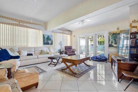 House in Bal Harbour, Florida 3 bedrooms, 249.72 sq.m. № 1779704 - photo 3