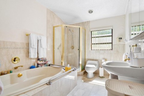 House in Bal Harbour, Florida 3 bedrooms, 249.72 sq.m. № 1779704 - photo 6