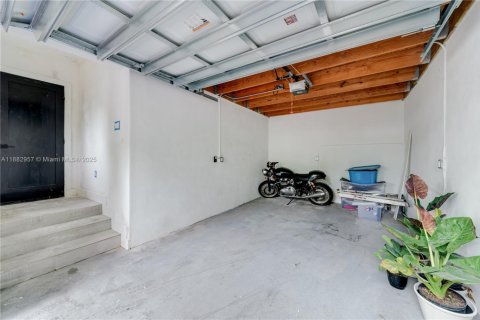 Casa en venta en Miami, Florida, 3 dormitorios, 194.54 m2 № 1932129 - foto 9