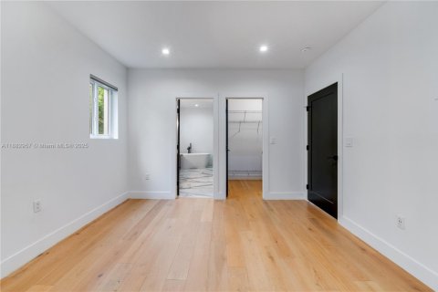 Casa en venta en Miami, Florida, 3 dormitorios, 194.54 m2 № 1932129 - foto 14