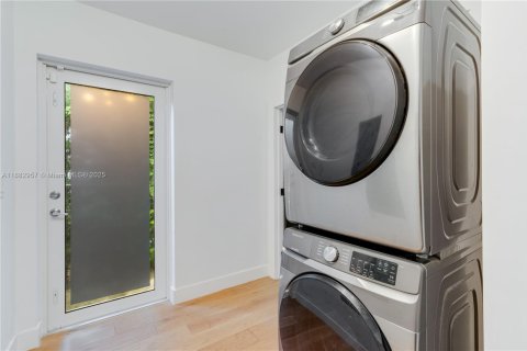 Casa en venta en Miami, Florida, 3 dormitorios, 194.54 m2 № 1932129 - foto 19