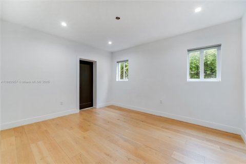 Casa en venta en Miami, Florida, 3 dormitorios, 194.54 m2 № 1932129 - foto 13