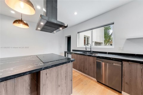 Casa en venta en Miami, Florida, 3 dormitorios, 194.54 m2 № 1932129 - foto 3