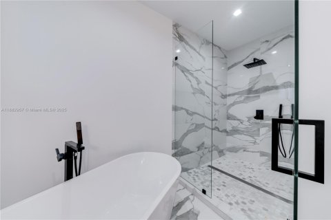 Casa en venta en Miami, Florida, 3 dormitorios, 194.54 m2 № 1932129 - foto 16