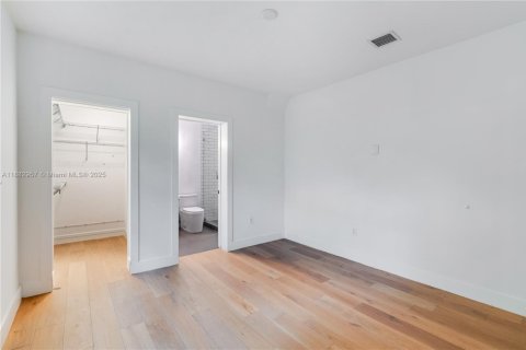 Casa en venta en Miami, Florida, 3 dormitorios, 194.54 m2 № 1932129 - foto 5